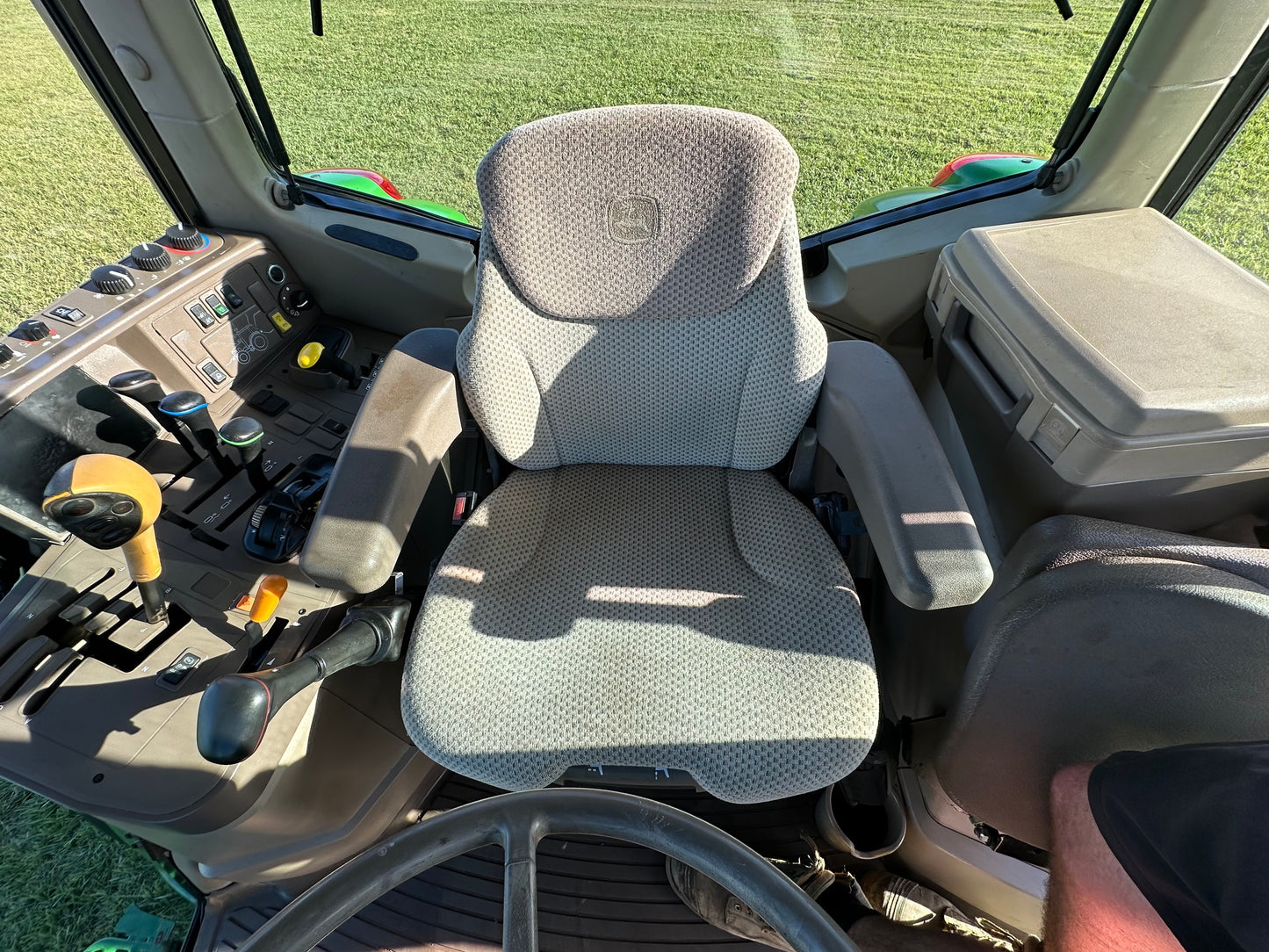 2016 John Deere 6125M