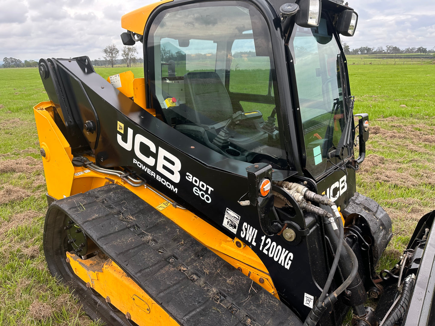 2017 JCB 300T skid steer