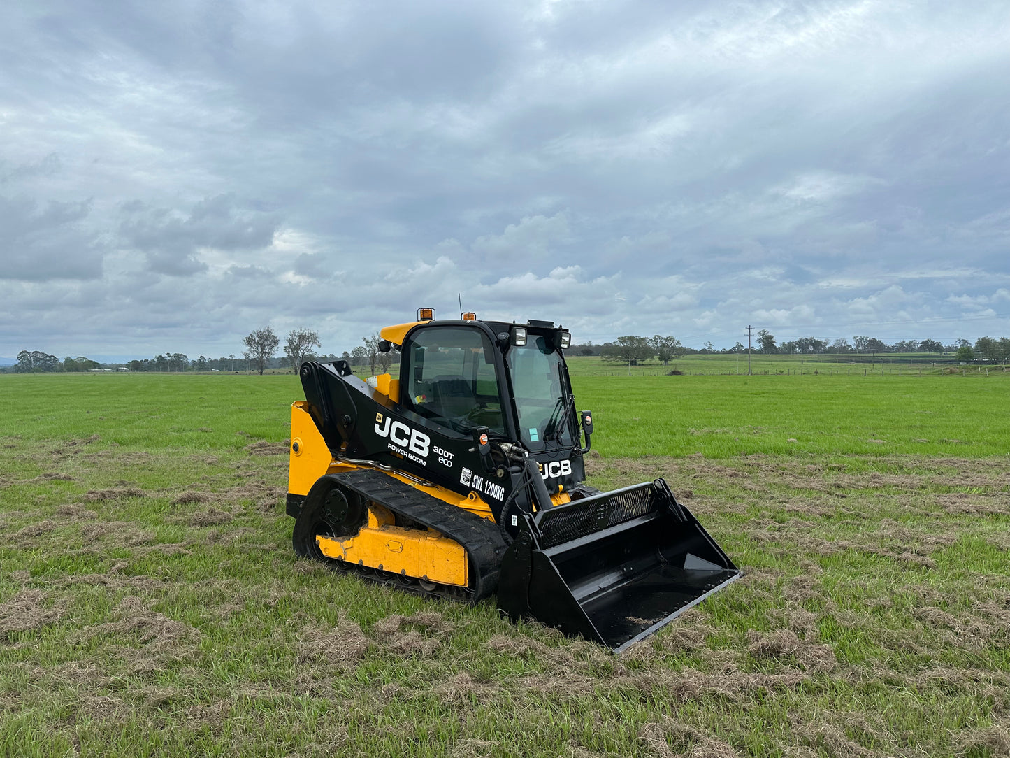 2017 JCB 300T skid steer