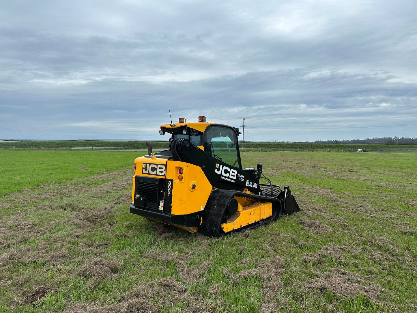 2017 JCB 300T skid steer