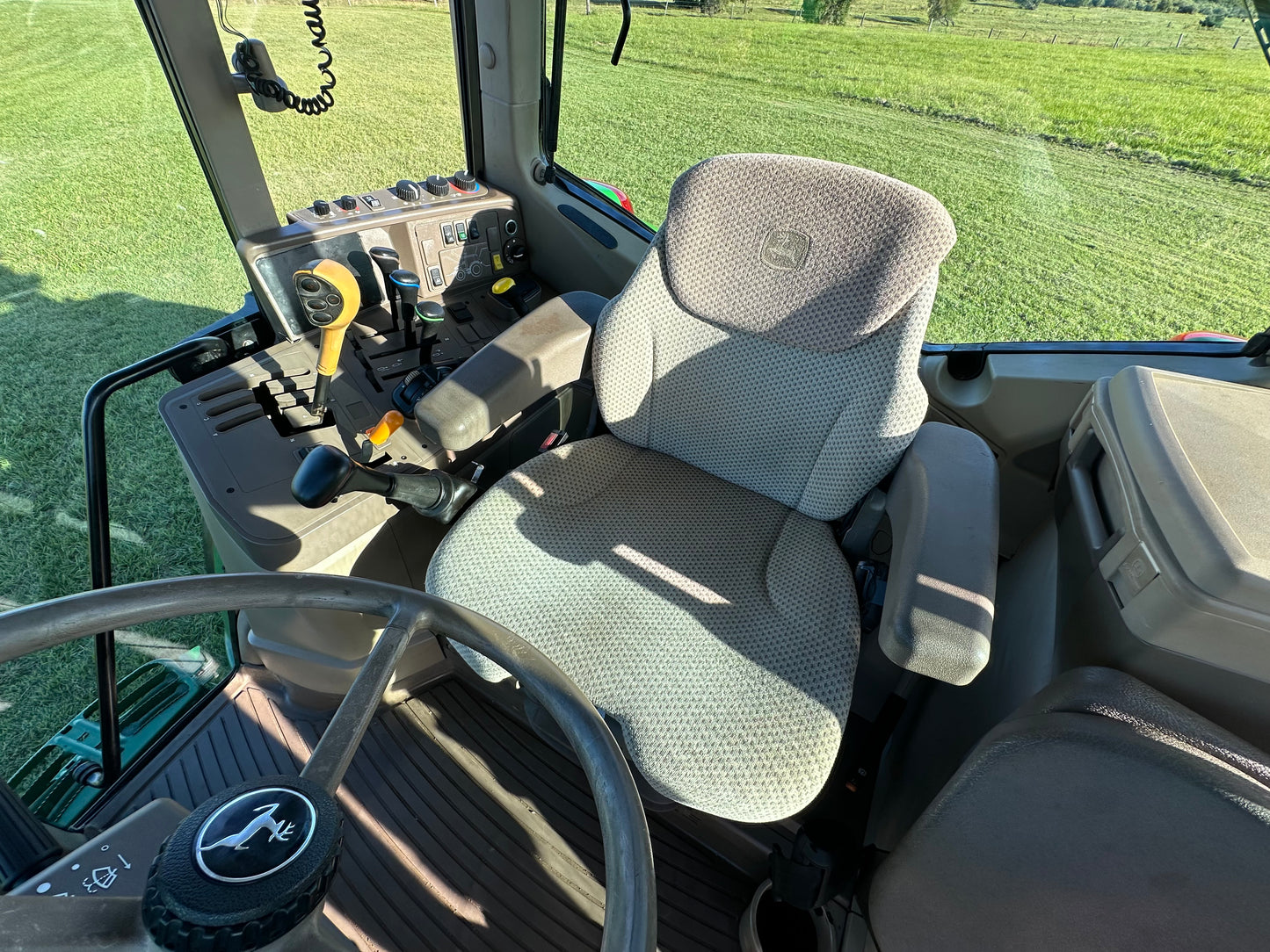 2016 John Deere 6125M