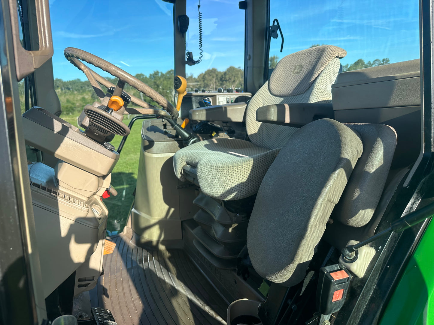 2016 John Deere 6125M