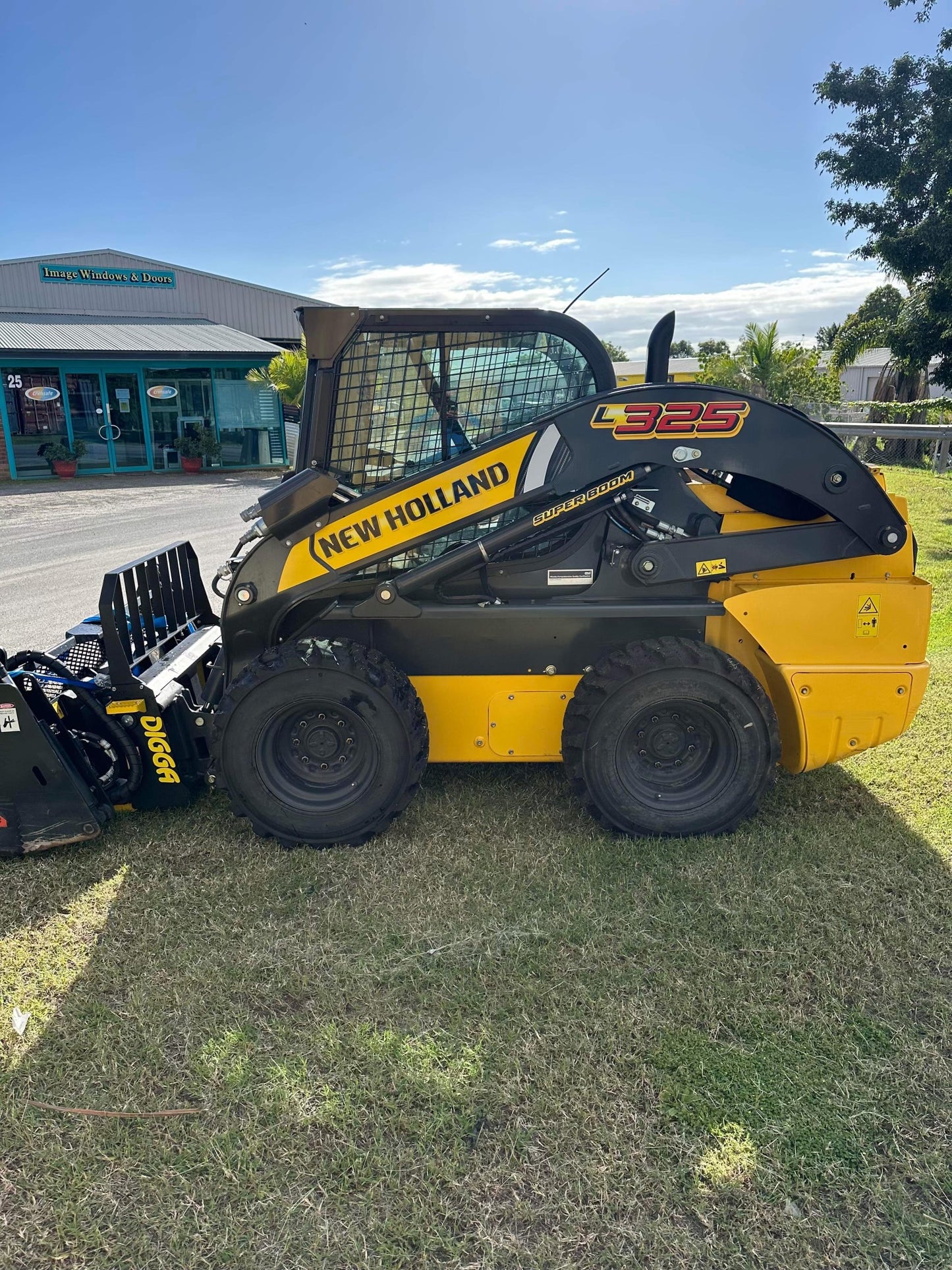 New Holland 325L