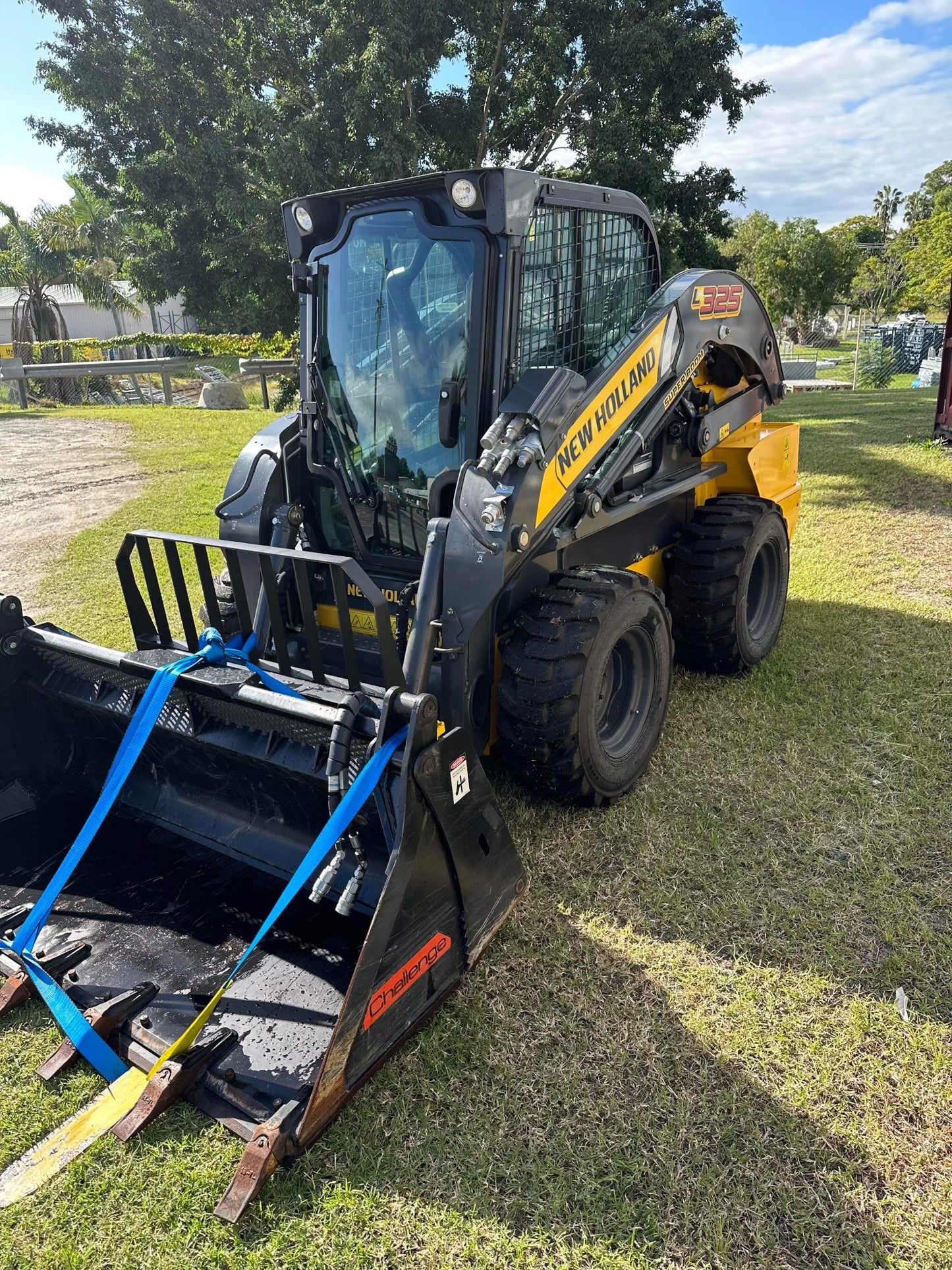 New Holland 325L