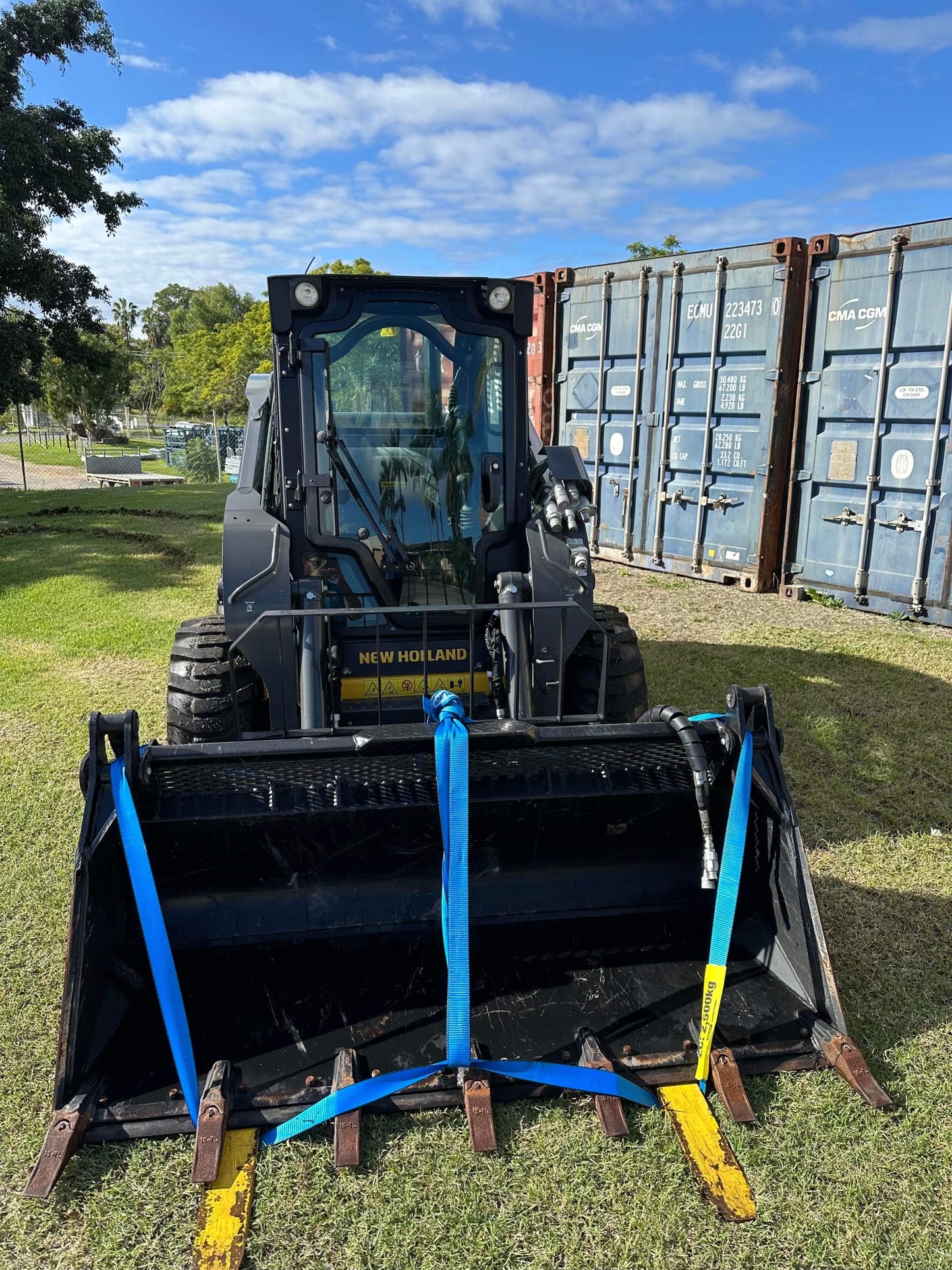 New Holland 325L