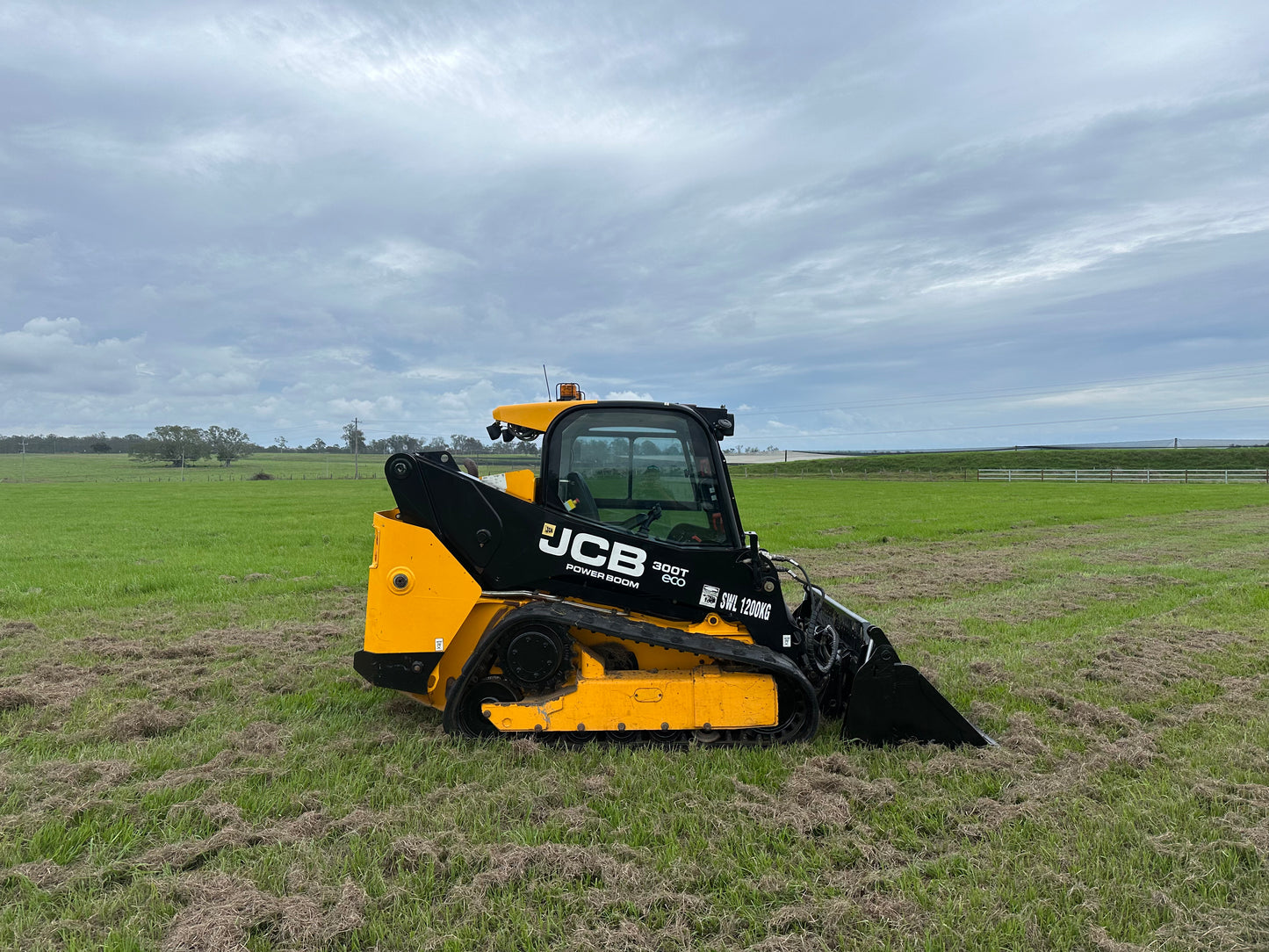 2017 JCB 300T skid steer