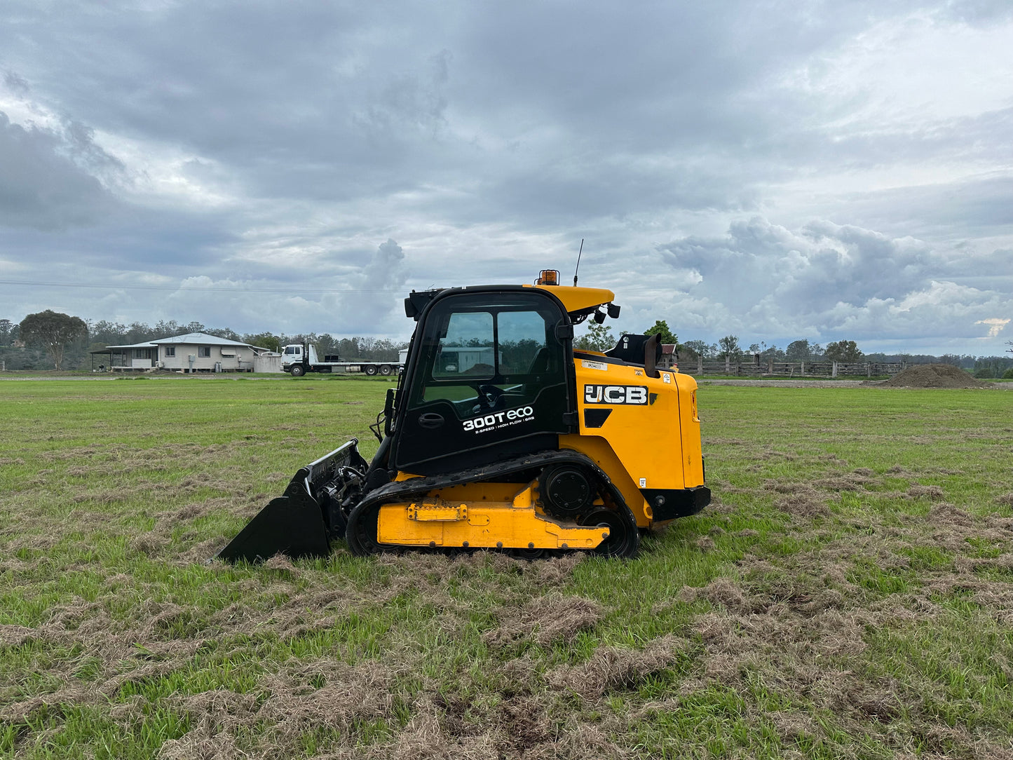 2017 JCB 300T skid steer