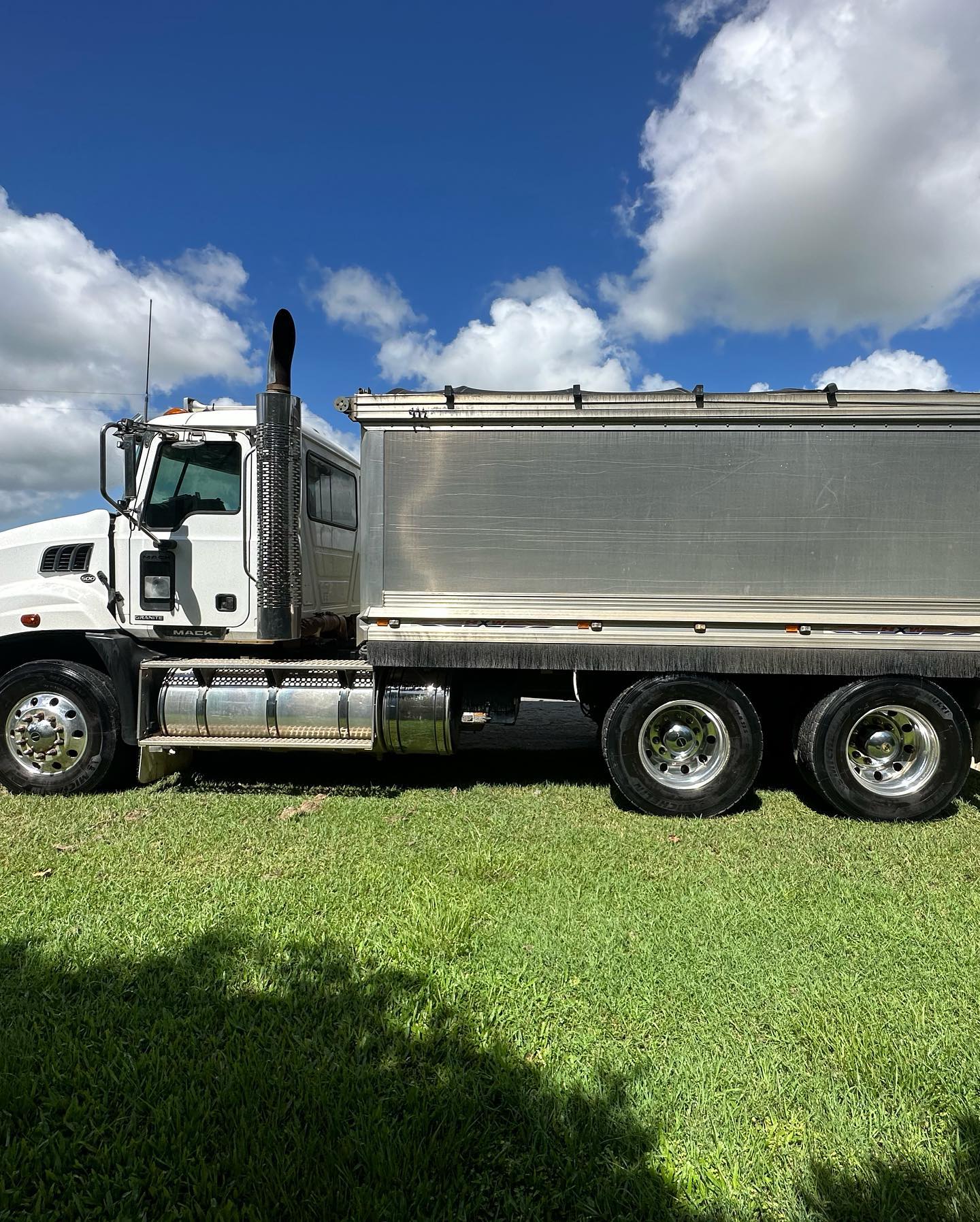 2016 Mack Granite Tipper